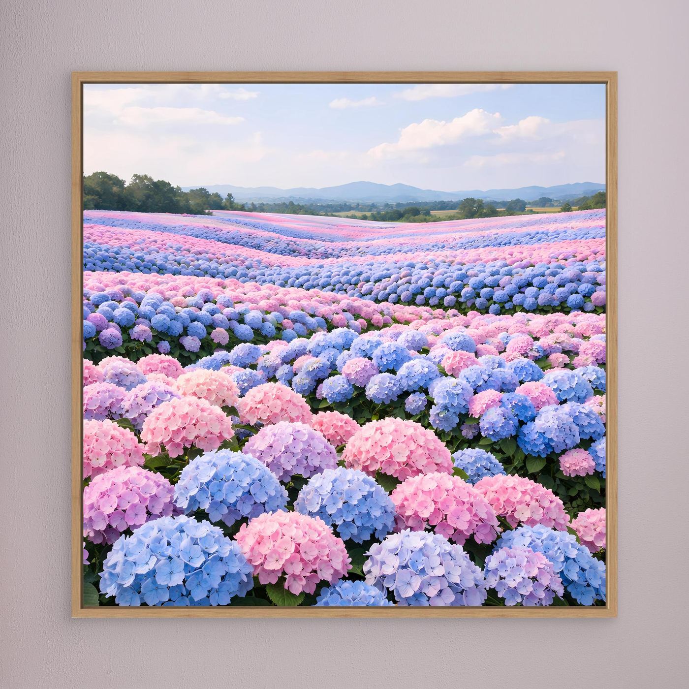 Leinwandbild mit Hortensienfeld in Pastellrosa und Blau, goldbraun gerahmt