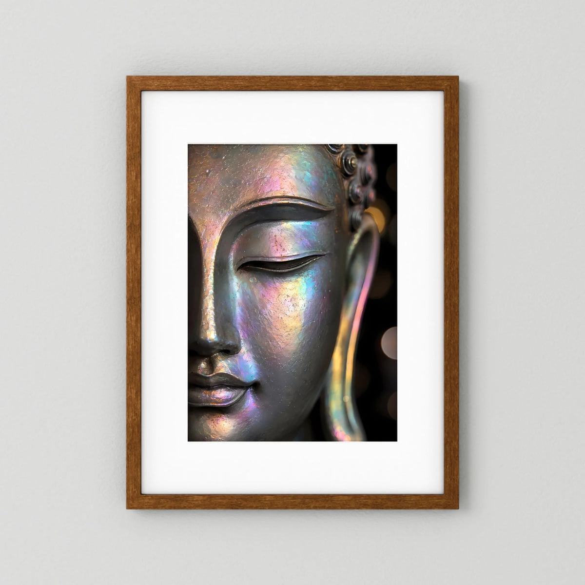 Kunstposter mit Buddha-Gesicht in irisierender Perlmutt-Optik, Holzrahmen (braun) mit Passepartout