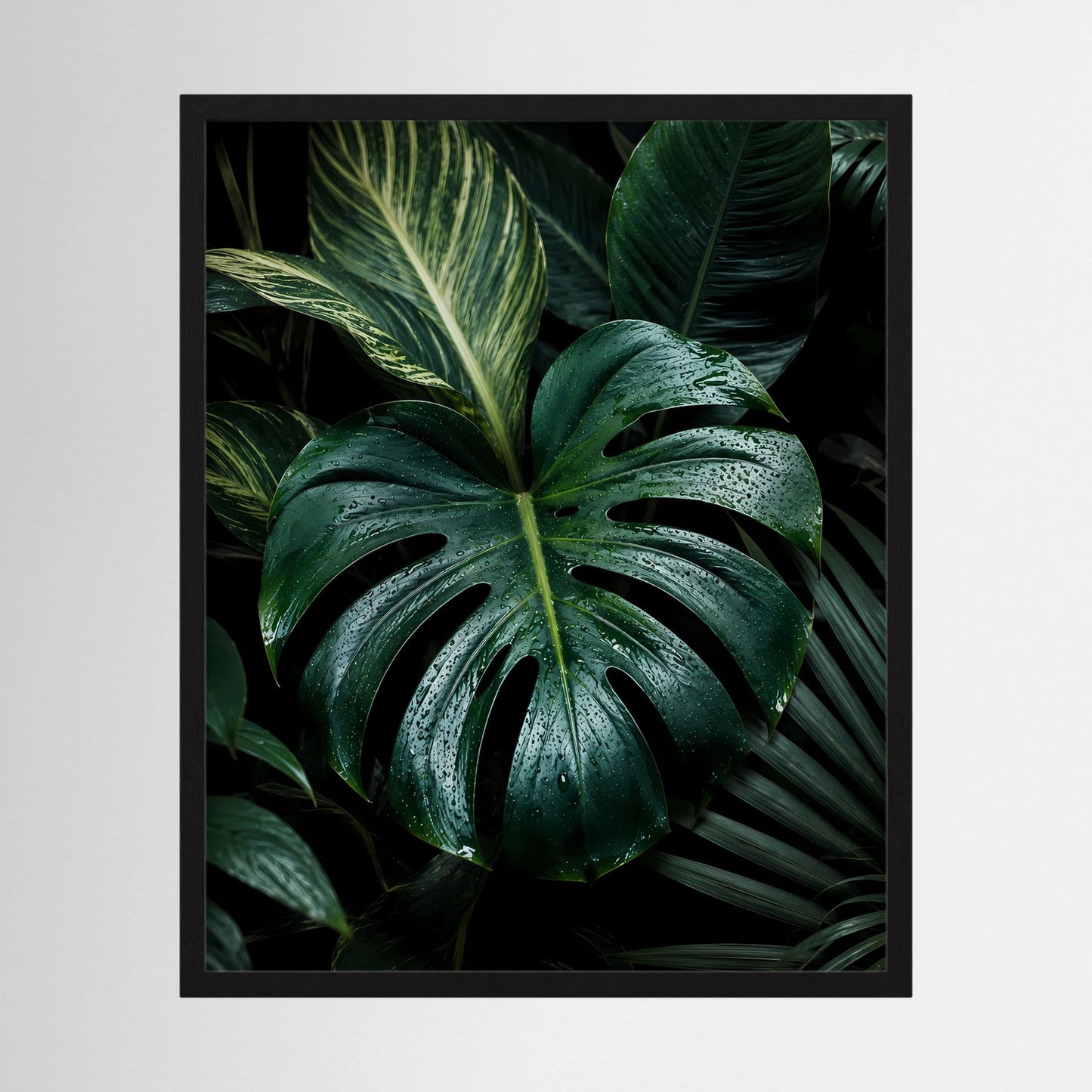 Gerahmtes Poster mit Monstera-Blättern in Dunkelgrün, Regentropfen, Hochformat