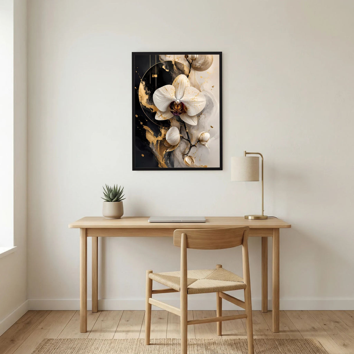 Gerahmter hochformatiger Kunstdruck: weiße Orchidee mit goldenen Farbakzenten auf dunklem Grund