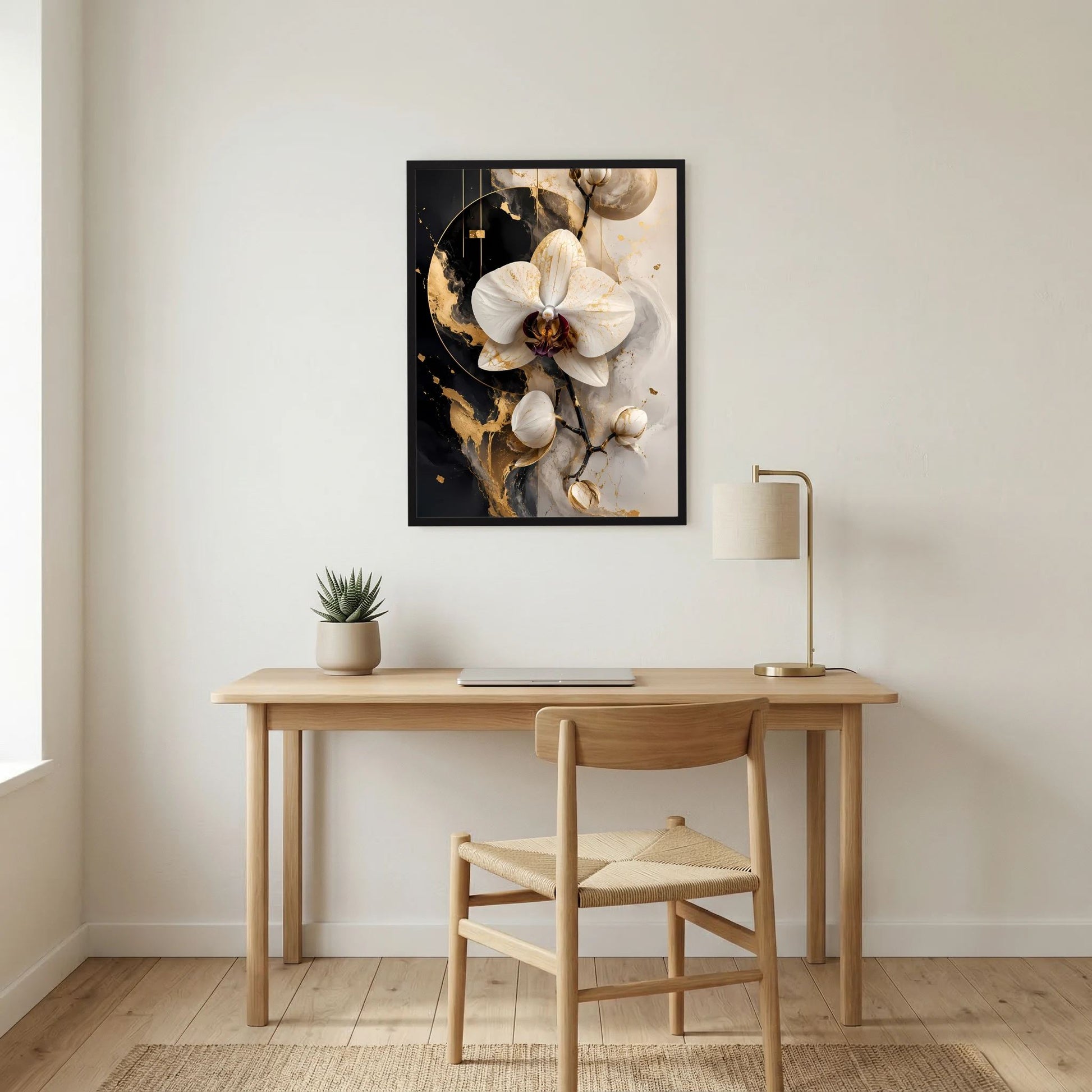 Gerahmter hochformatiger Kunstdruck: weiße Orchidee mit goldenen Farbakzenten auf dunklem Grund