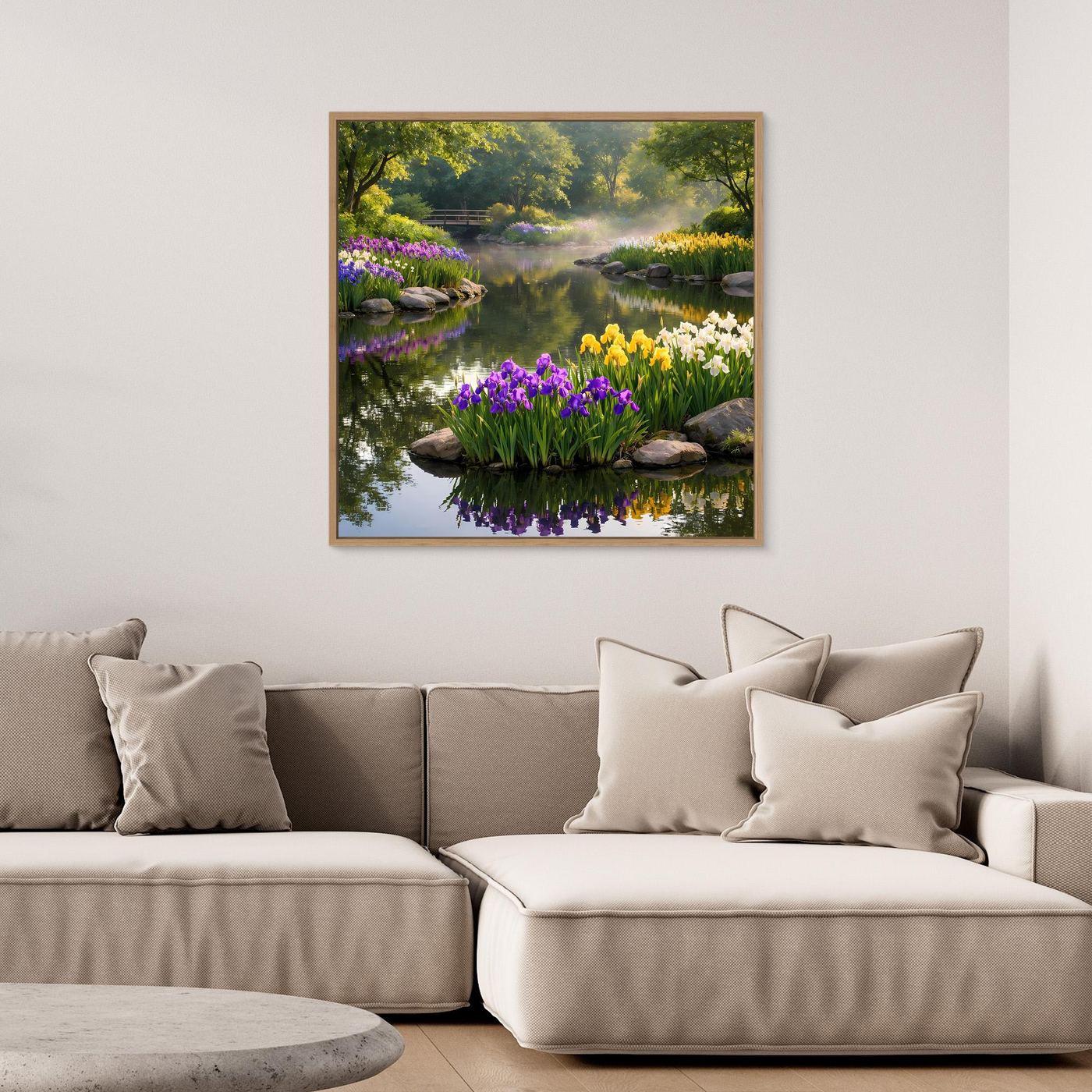 Quadratisches Leinwandbild mit Irisblüten am Teich, Steinen im Wasser und Reflexion