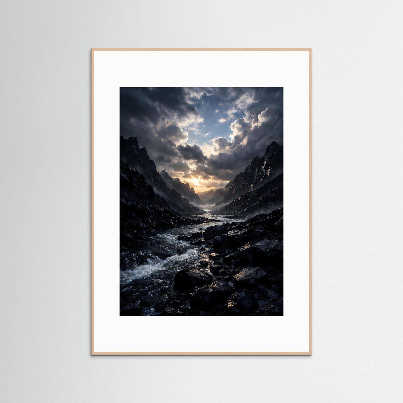 Landschafts-Kunstposter: reißender Fluss, dunkle Berge, Sonnenuntergang, helles Holz gerahmt