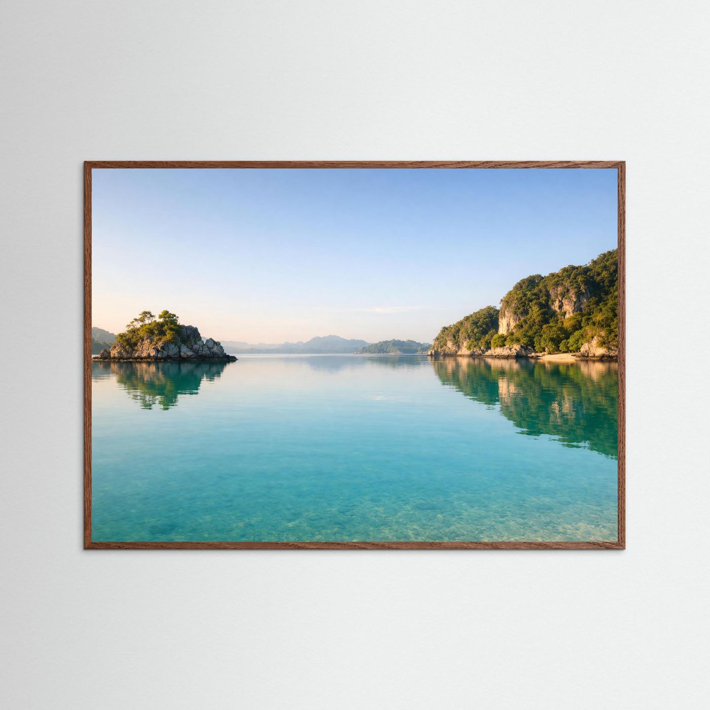 Poster im Querformat mit dunklem Holzrahmen, ruhiger See mit reflektierten Ufern.