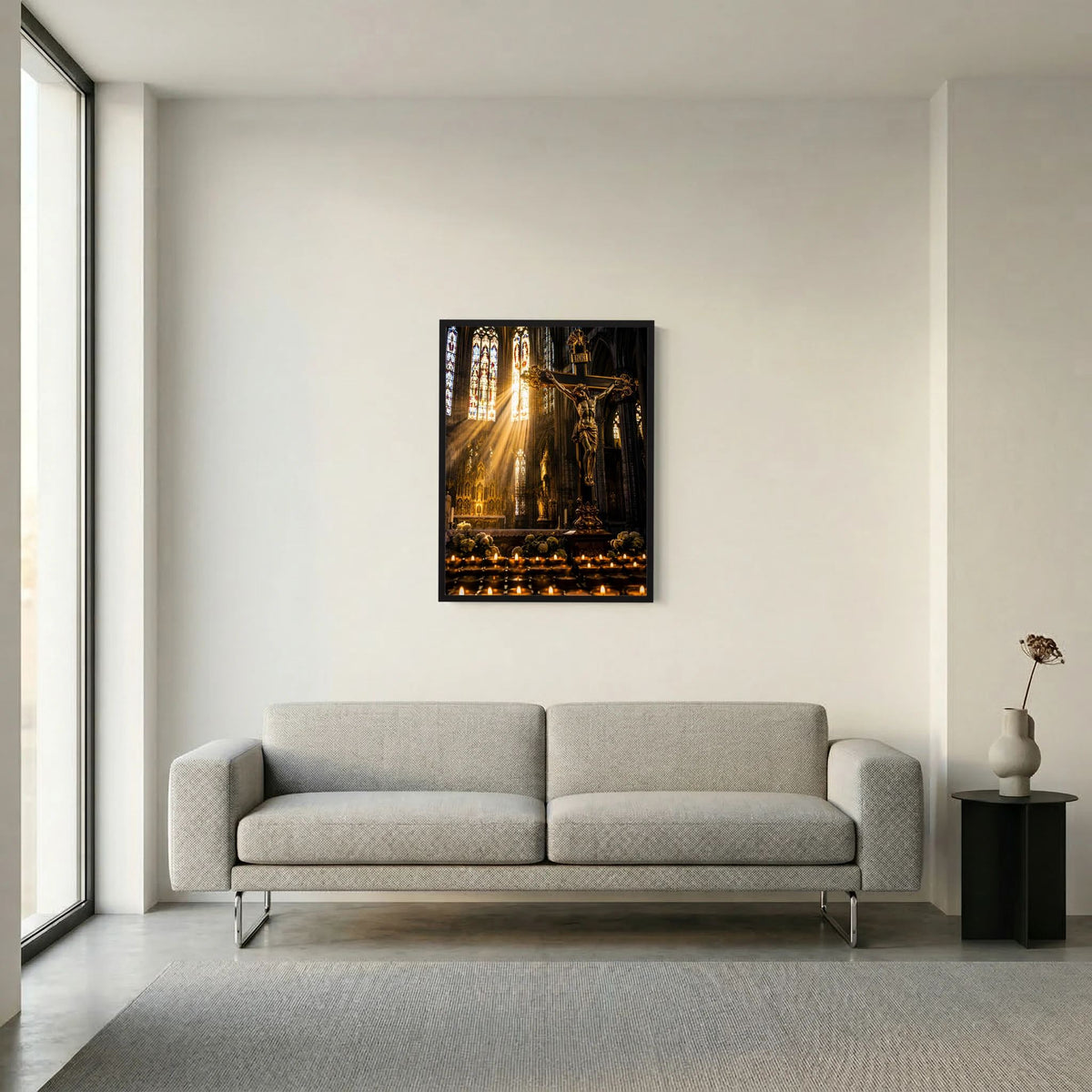 Poster mit schwarzem Rahmen: gotische Kirche mit Kreuz, goldene Lichtstrahlen und Kerzen