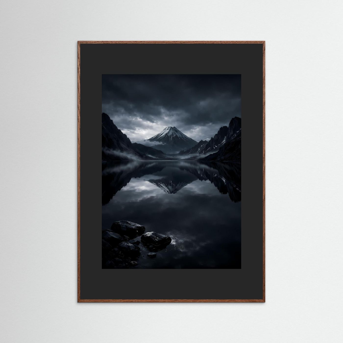 Wandbild mit Vulkankegel und Bergsee, brauner Holzrahmen