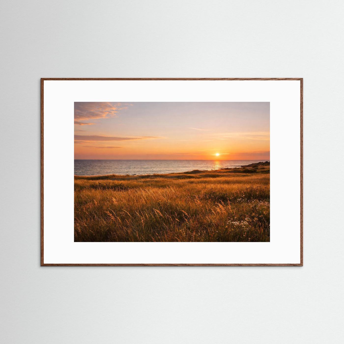 Naturposter im Querformat mit braunem Holzrahmen und Sonnenuntergang über Küstendünen