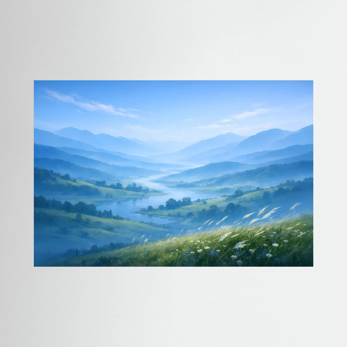 Querformatiges Wandbild mit Alpen-Tal und Nebel, grüne Wiesen und blauem Himmel