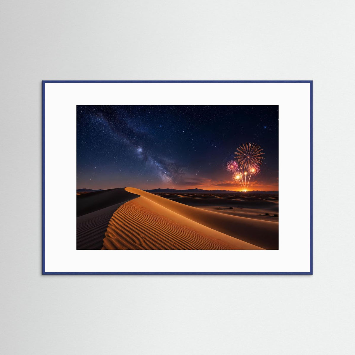 Gerahmtes Poster im Querformat mit Wüstendünen bei Nacht, Sternenhimmel und Feuerwerk