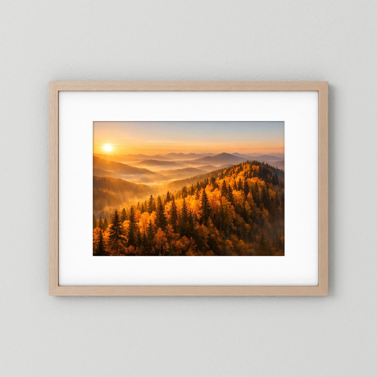 Wandbild im Holzbilderrahmen: herbstlicher Wald mit Bergen bei Sonnenaufgang, Querformat