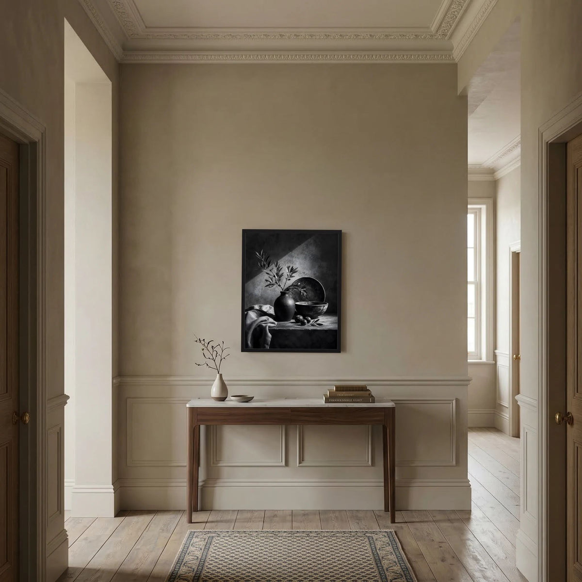 Schwarz-Weiß-Wandposter: Olivenzweig in Vase, Schale, Tuch und kleine Früchte im Stillleben