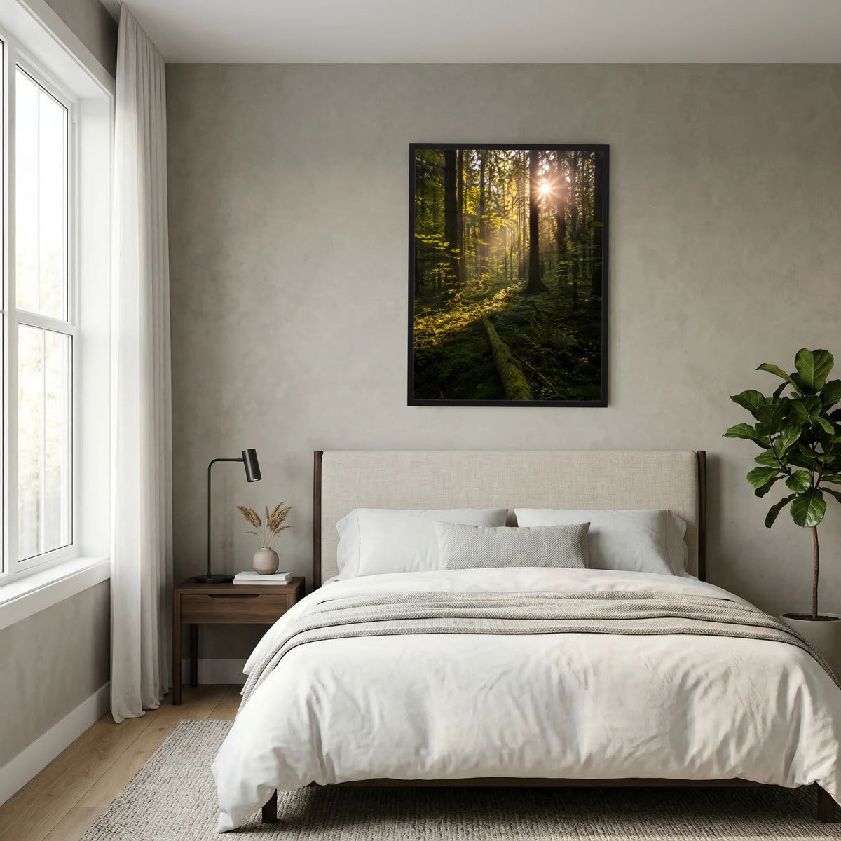 Hochformat-Poster mit Waldmotiv und Sonnenstrahlen über dem Bett, schwarzer Rahmen