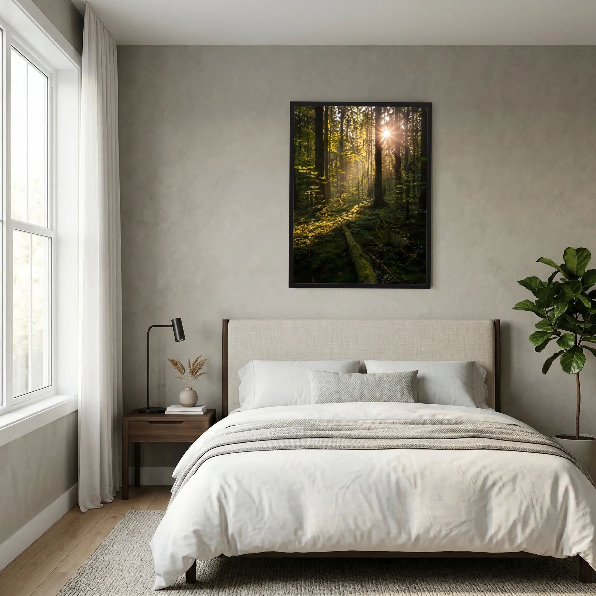 Hochformat-Poster mit Waldmotiv und Sonnenstrahlen über dem Bett, schwarzer Rahmen