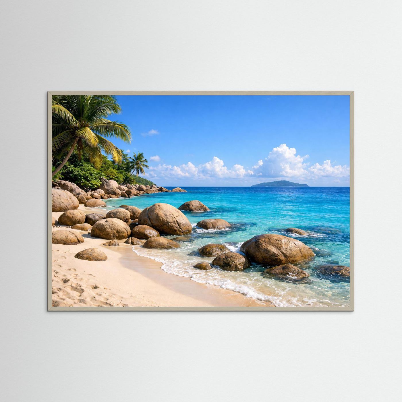 Wandbild mit Strandfoto: türkisblaues Meer, Felsen und Palmen; naturfarbener Rahmen