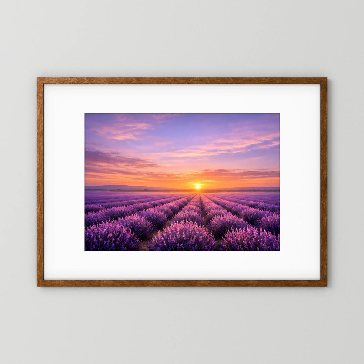 Wandbild im Querformat mit Lavendelfeld und Sonnenuntergang, brauner Holzrahmen
