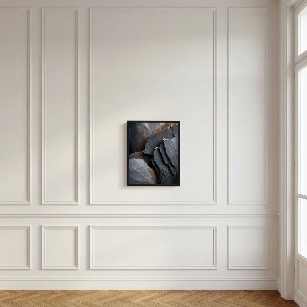 Gerahmtes Poster an weißer Wand: schwarze Steinstrukturen mit goldenen Rändern