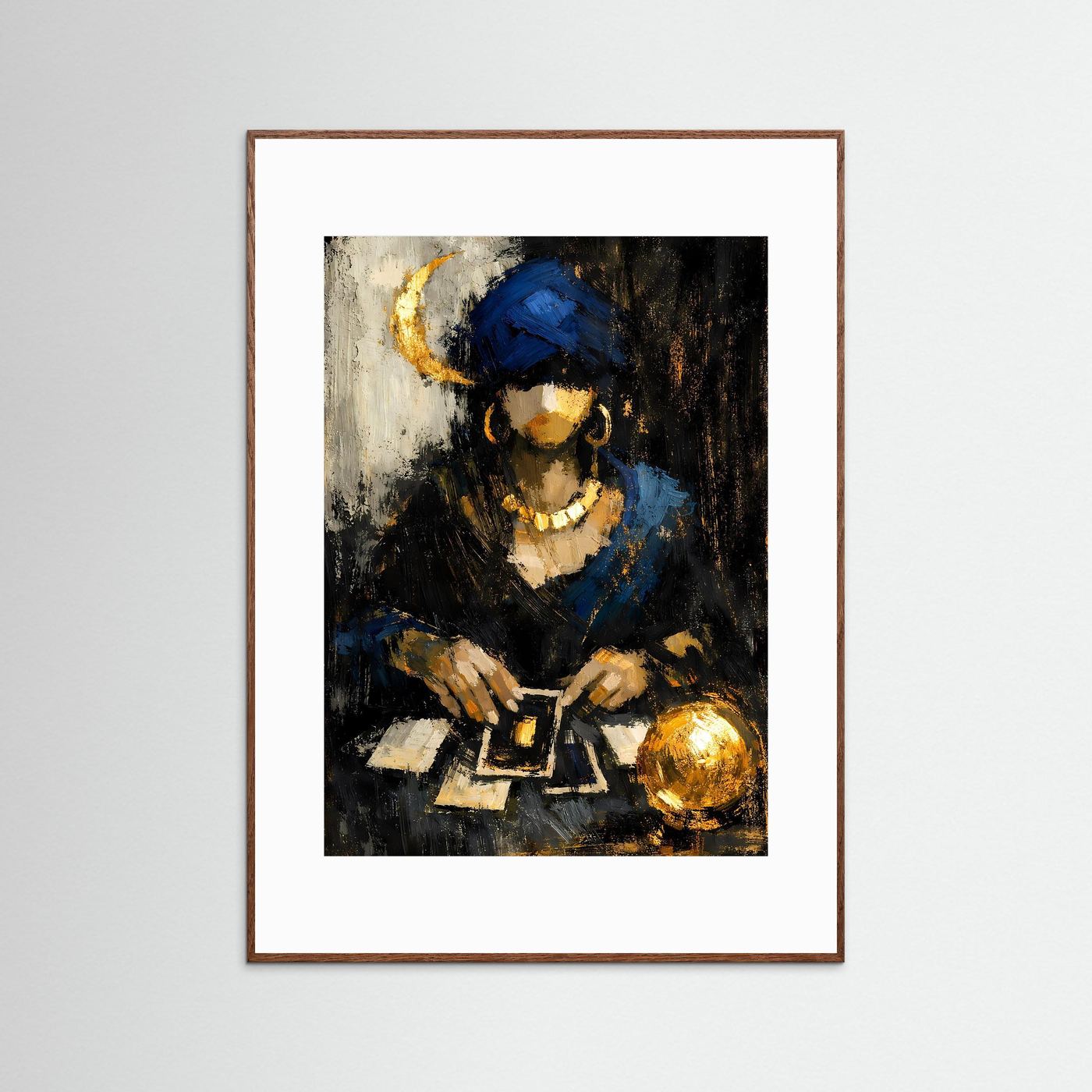 Poster mit Wahrsagerin in Blau-Schwarz, goldener Kugel, im braunen Holzrahmen