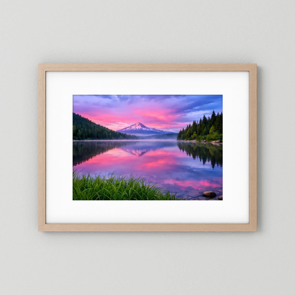 Gerahmtes Querformat-Wandbild mit Seelandschaft und Bergsilhouette, heller Holzrahmen