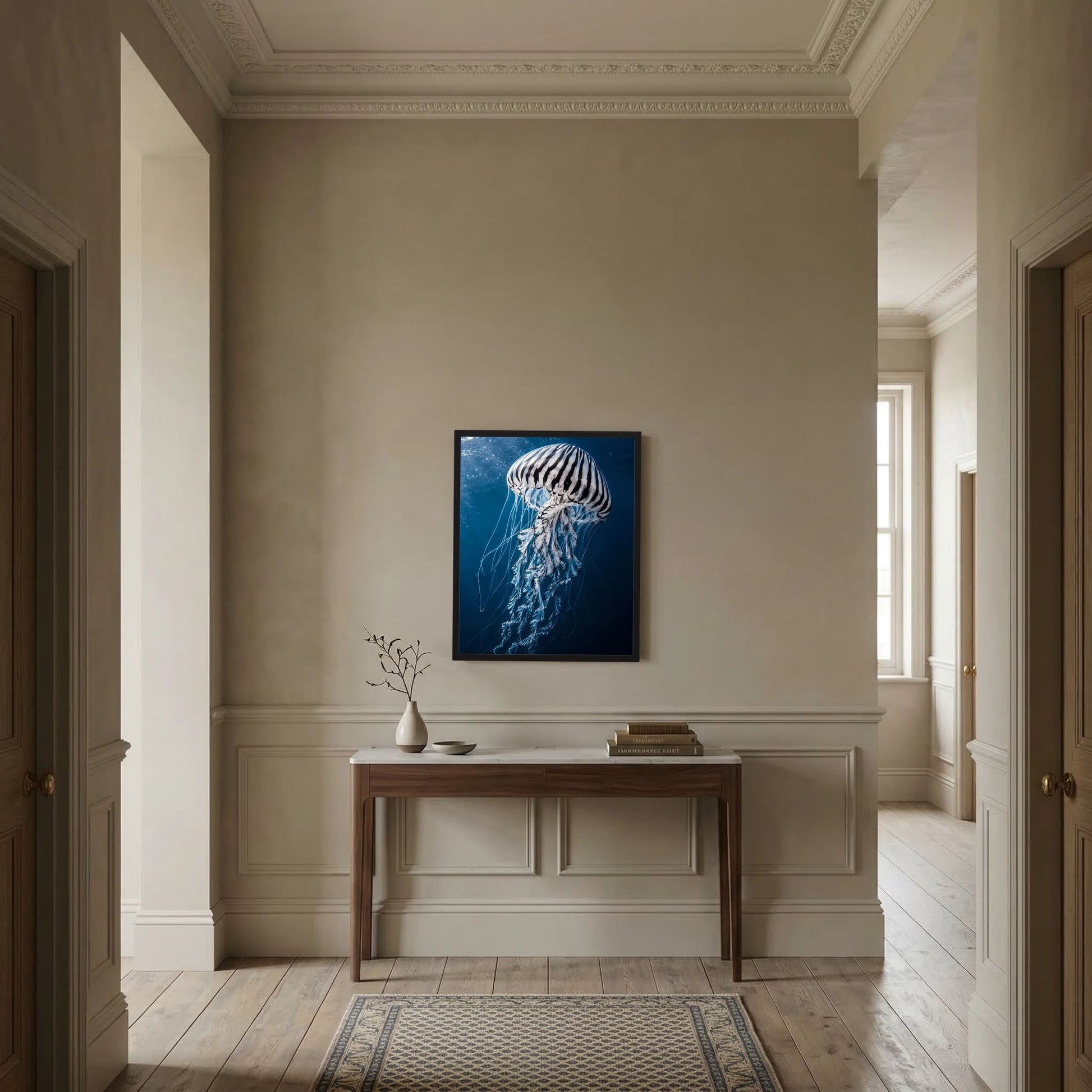 Poster mit Qualle im Blau, schwarzer Rahmen