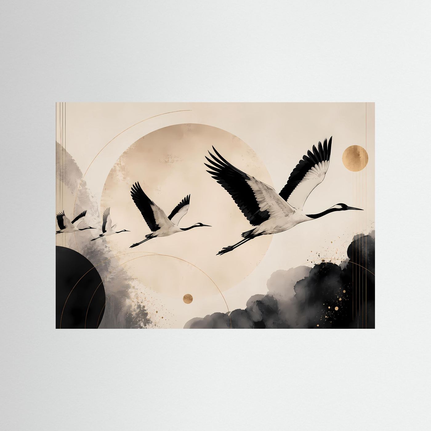 Querformatiges Kranich-Poster, schwarz-beige mit goldenen Akzenten, fliegende Vögel