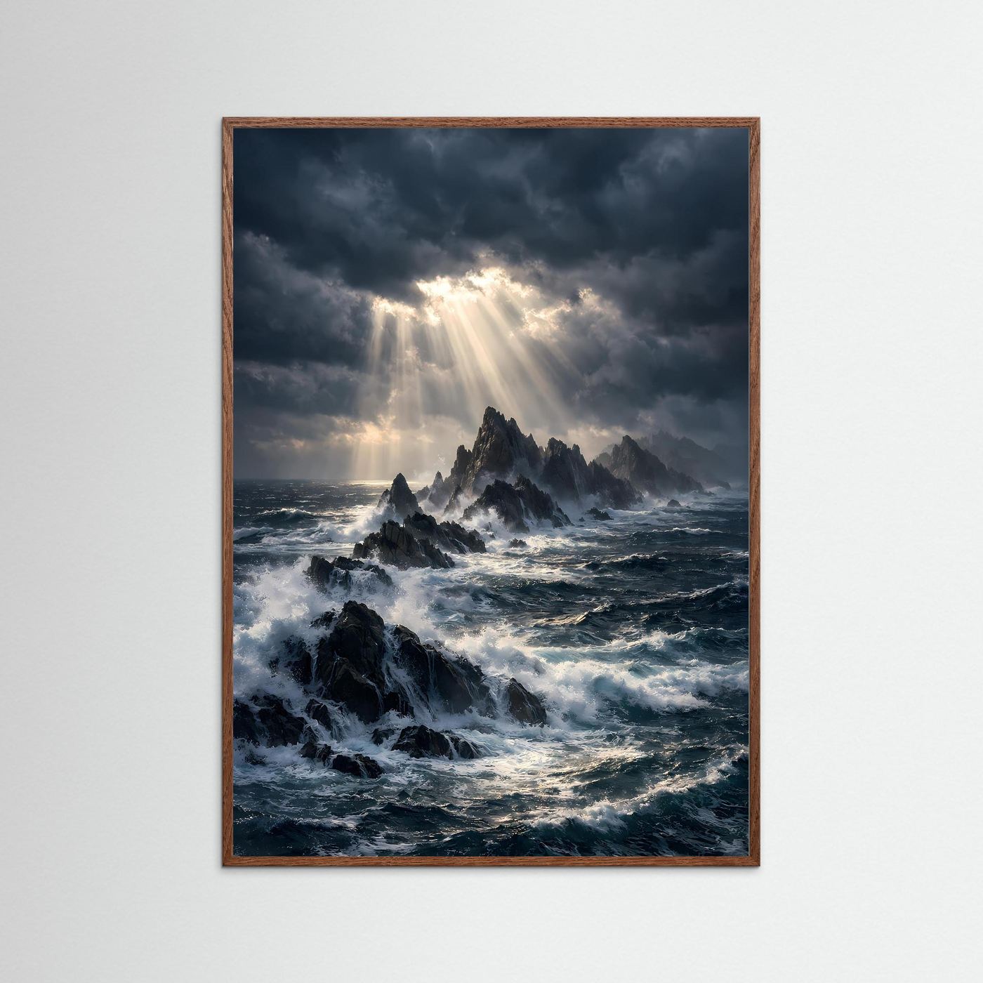 Hochformat-Ozeanposter mit Klippen, Lichtstrahlen und tobender See im warmem Holzrahmen