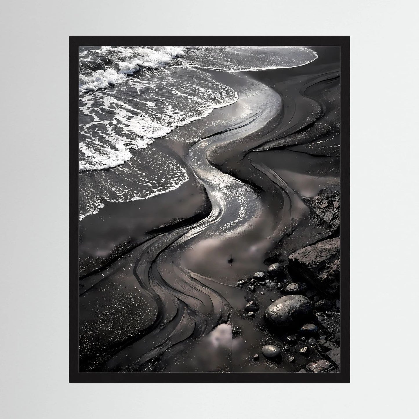 Hochformatiges Strandposter mit schwarzen Meereswellen und nassem Sand im schwarzen Rahmen