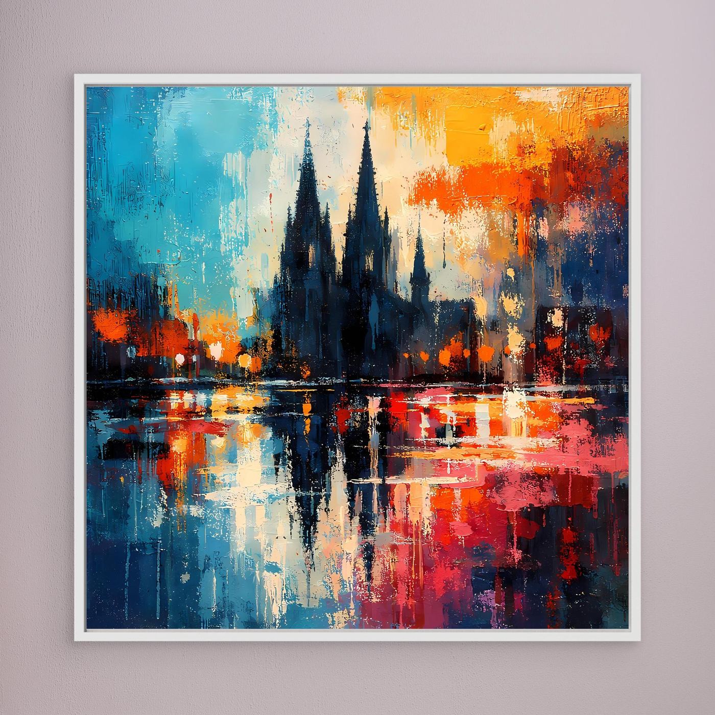 Wandbild mit weißem Rahmen: abstrakte Köln-Dom-Silhouette, farbige Pinselstriche in Blau/Orange/Rot.