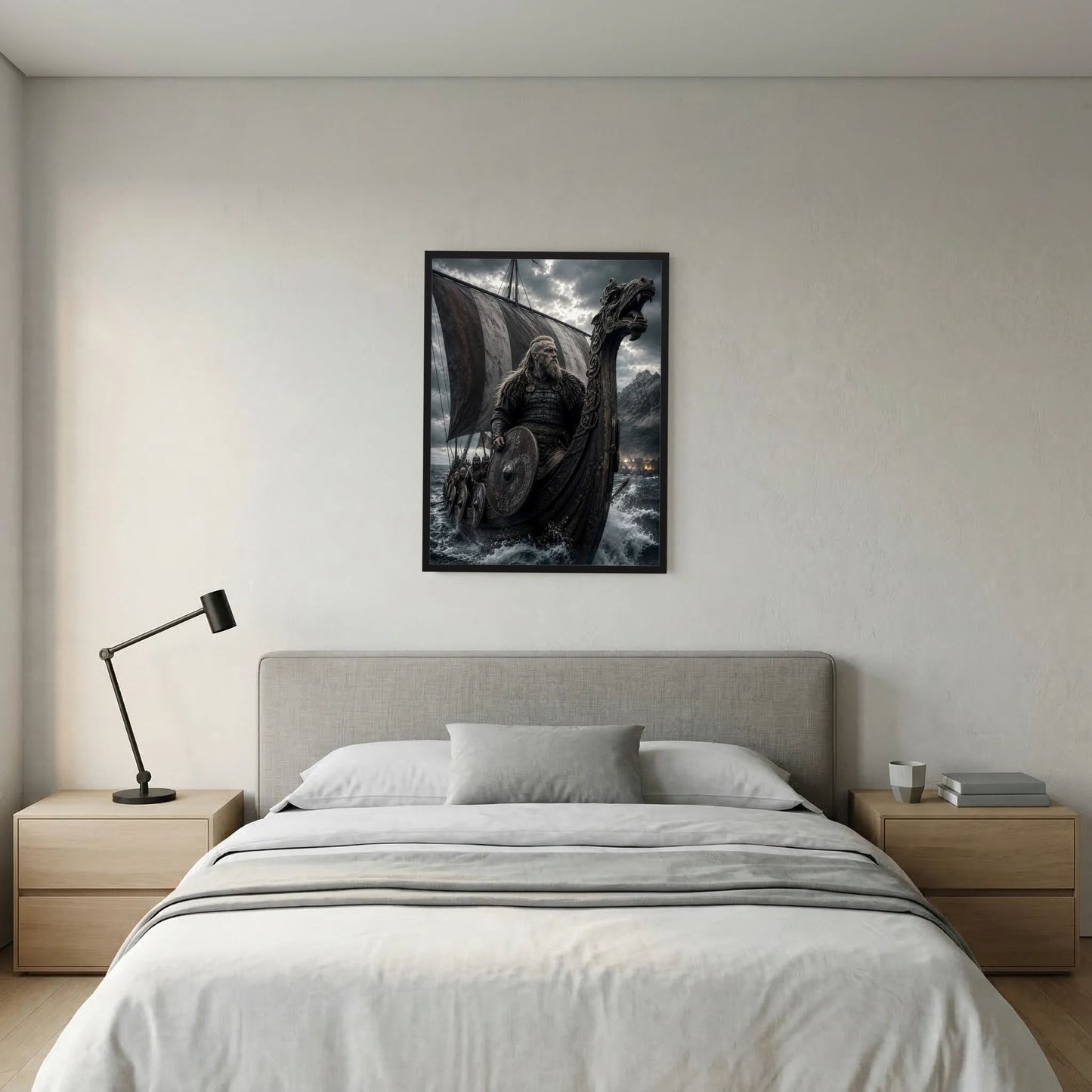 Hochformat-Poster mit Wikingerkrieger auf Drachenschiff, schwarz gerahmt