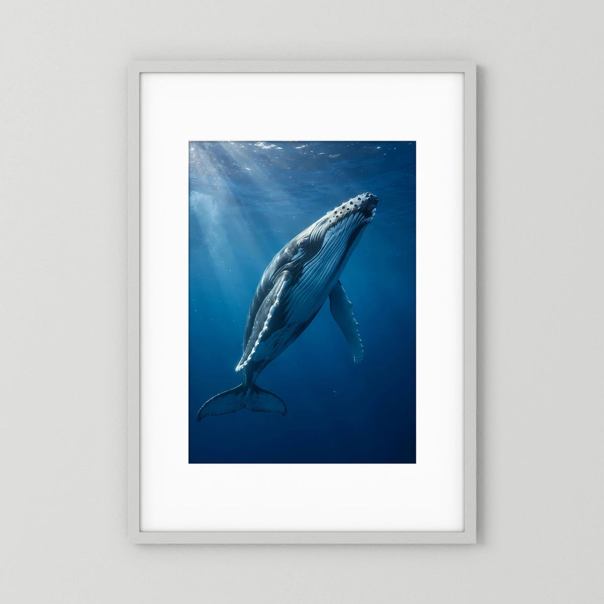 Poster mit Buckelwal unter Wasser, weiß gerahmt, vertikale Ausrichtung