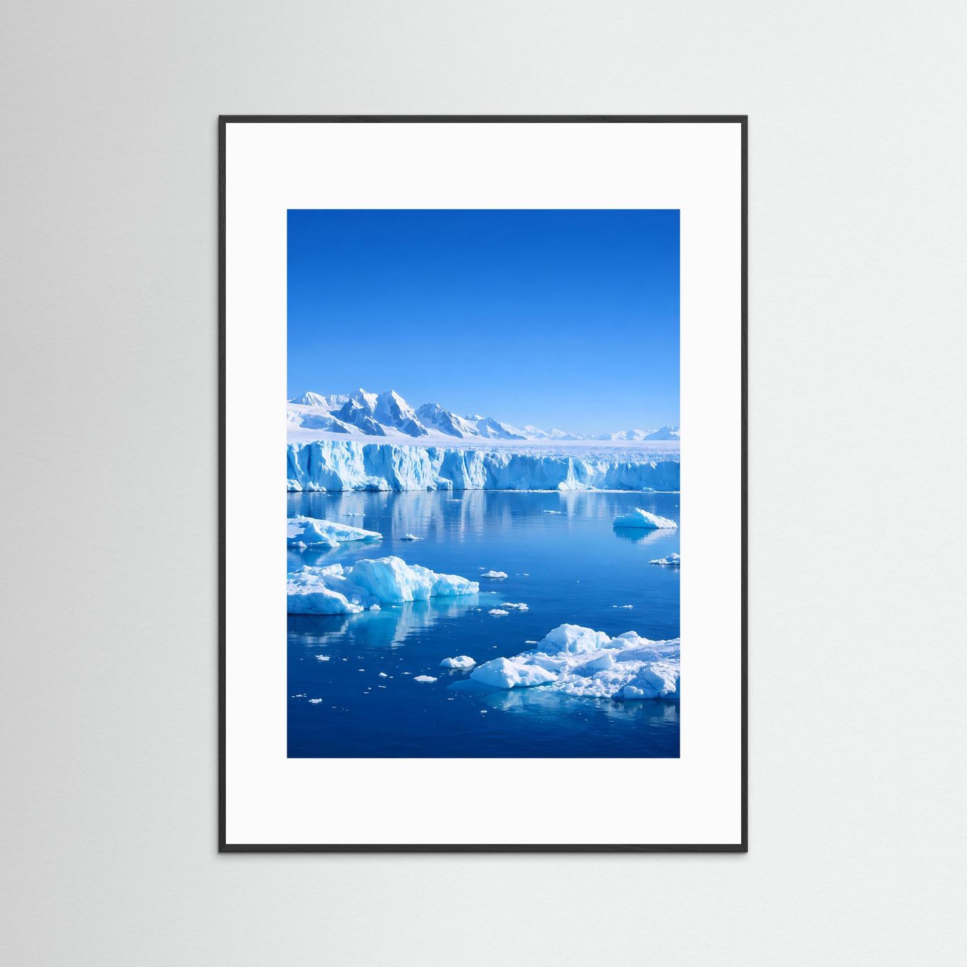Naturposter mit schwarzem Rahmen und weißem Rand: Antarktis-Gletscher, blaues Wasser, Hochformat