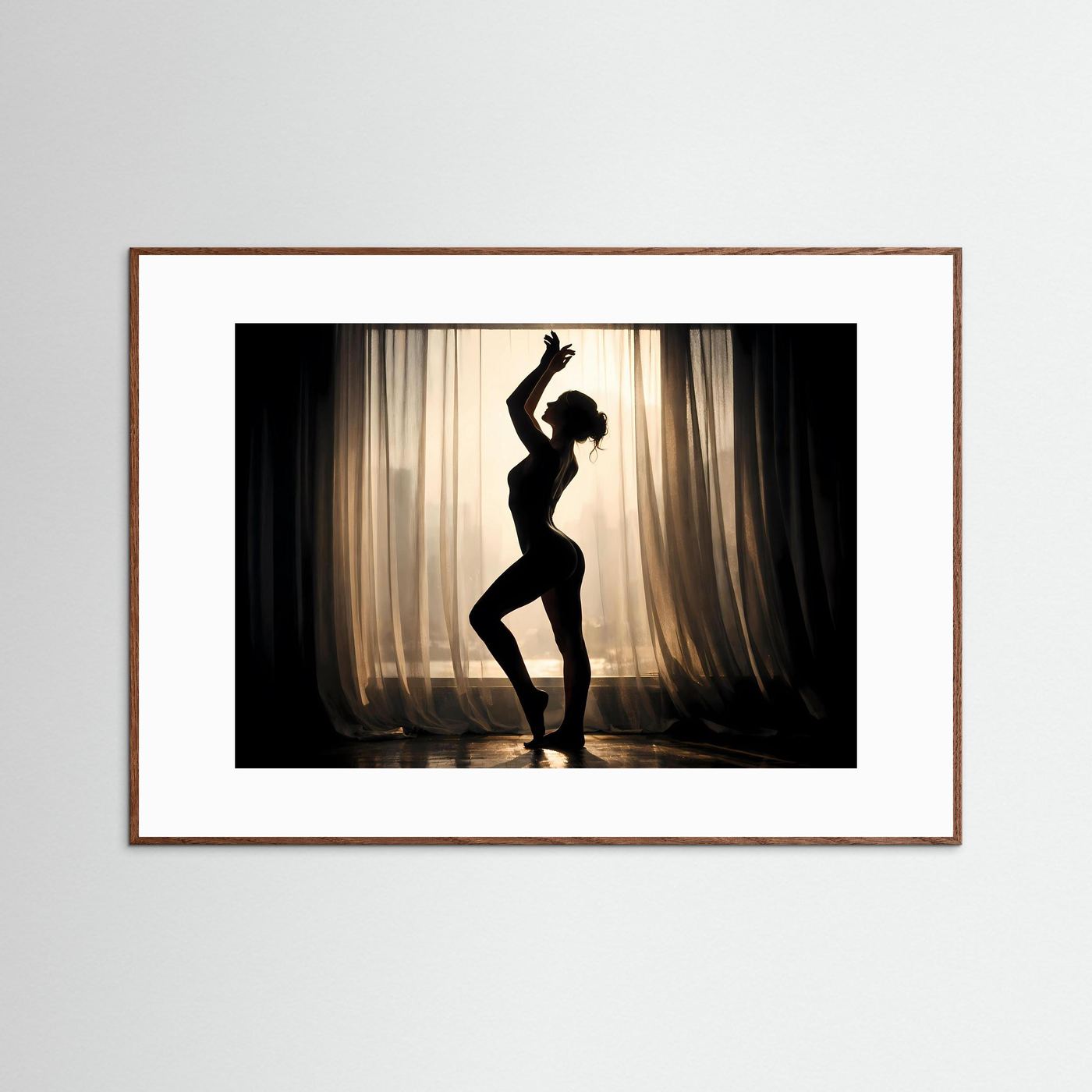 Gerahmtes Wandbild mit Frauen-Silhouette in Schwarz vor warmem Licht und Vorhängen, braun-weißer Rahmen