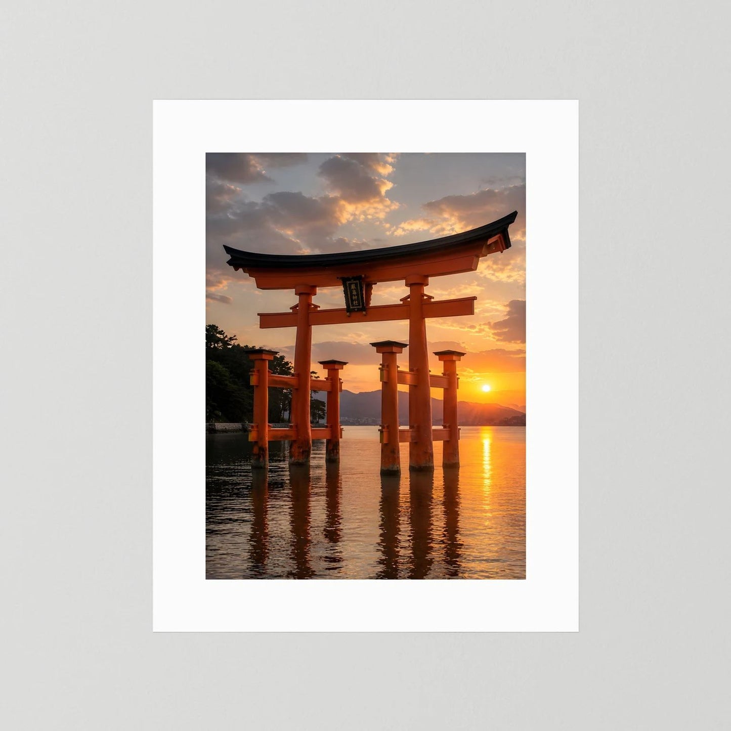 Japan-Torii-Wandposter mit weißer Umrandung, hochformatig mit Sonnenuntergang über Wasser