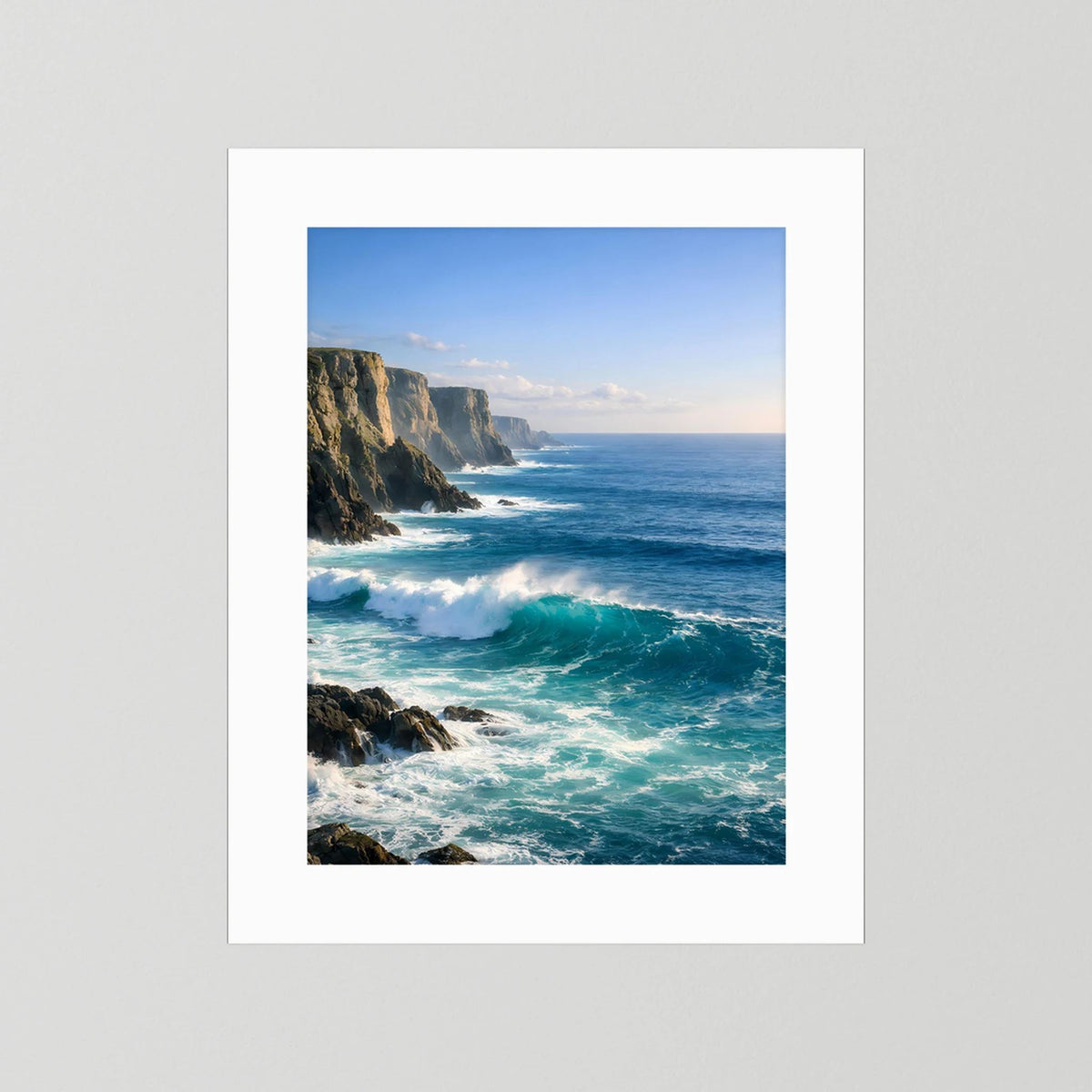 Wandbild im Hochformat mit Steilküste und tosenden Wellen, weißes Passepartout