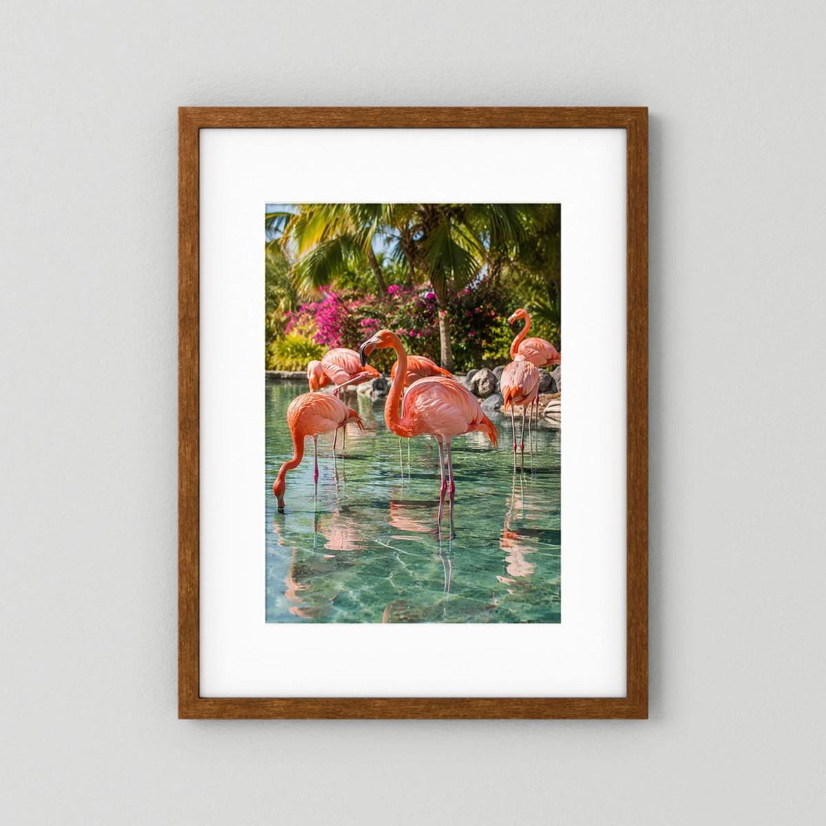 Poster mit Flamingos im Tropenwasser, brauner Holzrahmen mit weißem Rand
