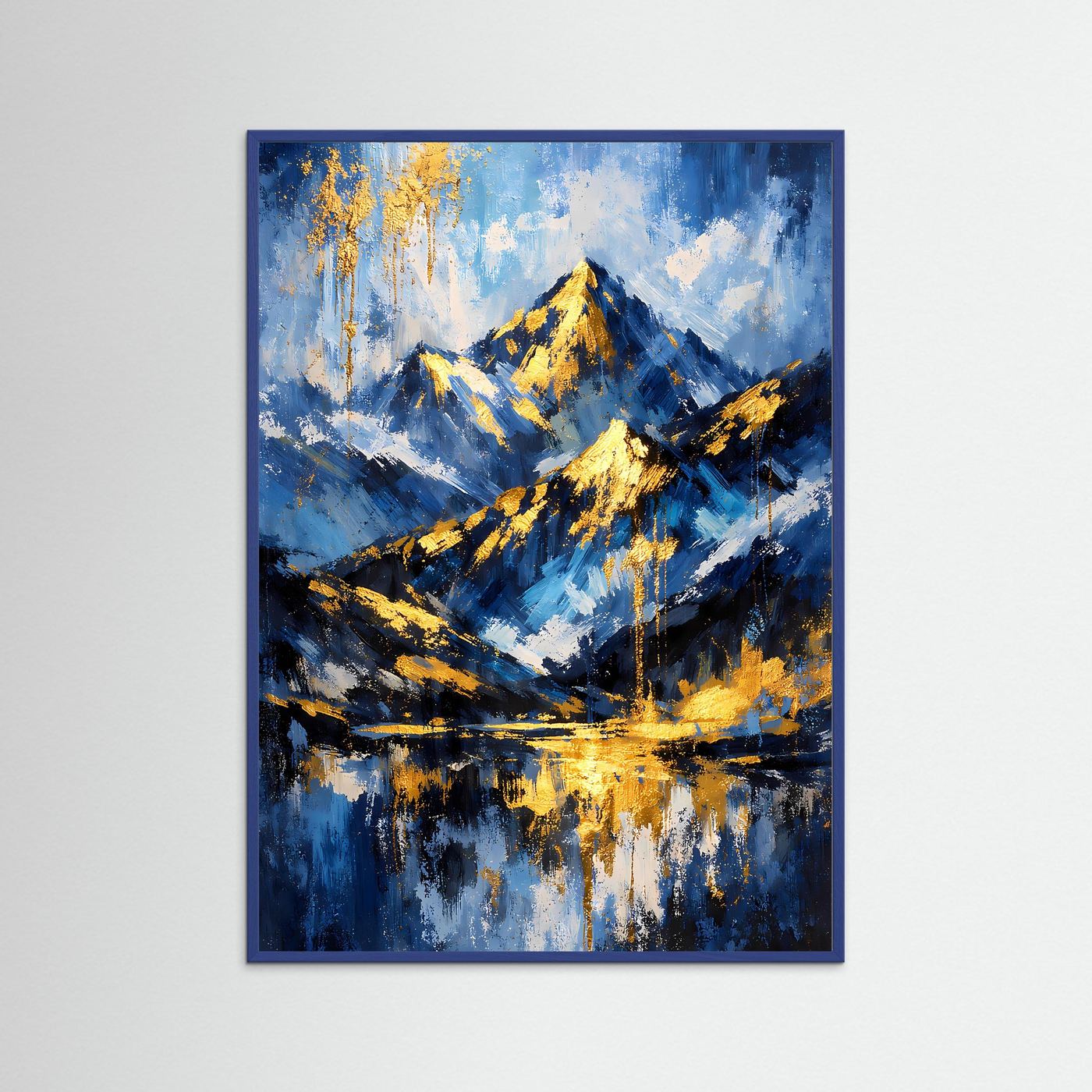Abstraktes Berg-Poster in Blau mit goldenen Akzenten, im dunkelblauen Rahmen, Hochformat
