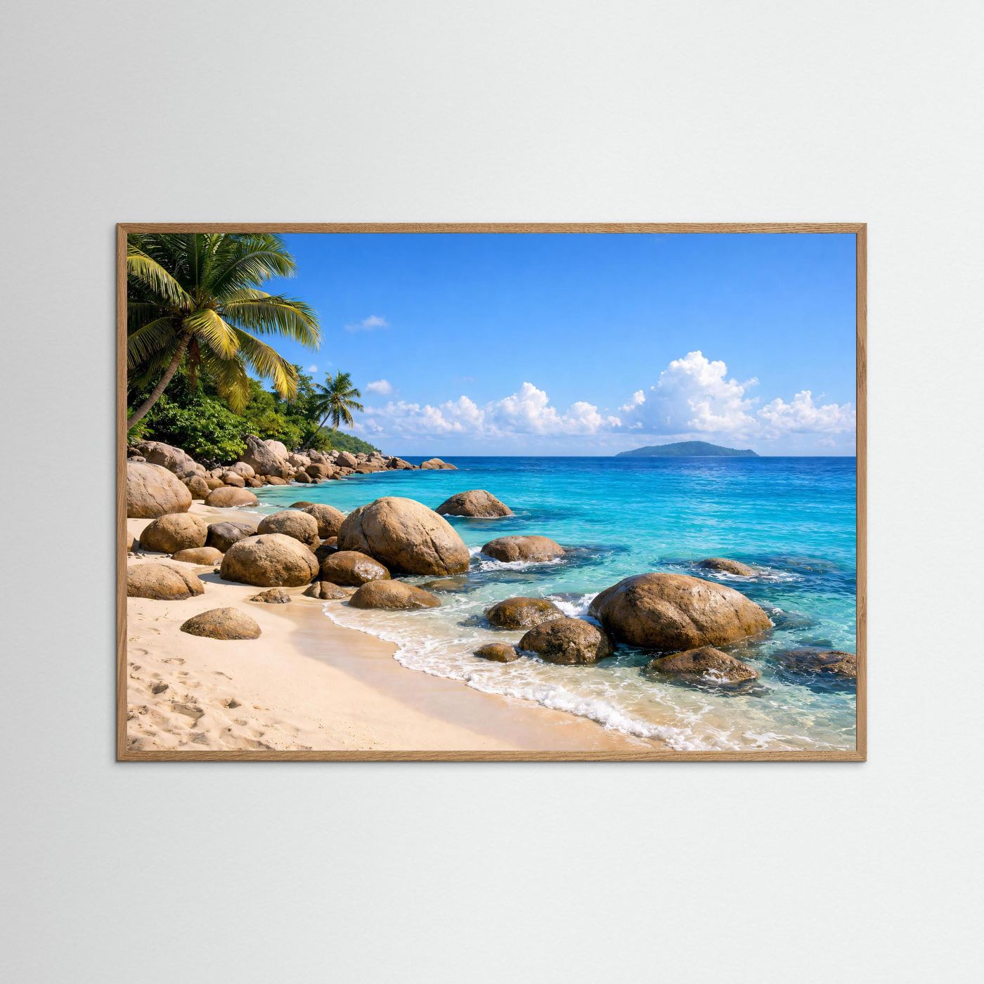 Panorama-Meerstrand-Poster im Querformat mit braunem Holzrahmen: Strandlinie und blaues Meer
