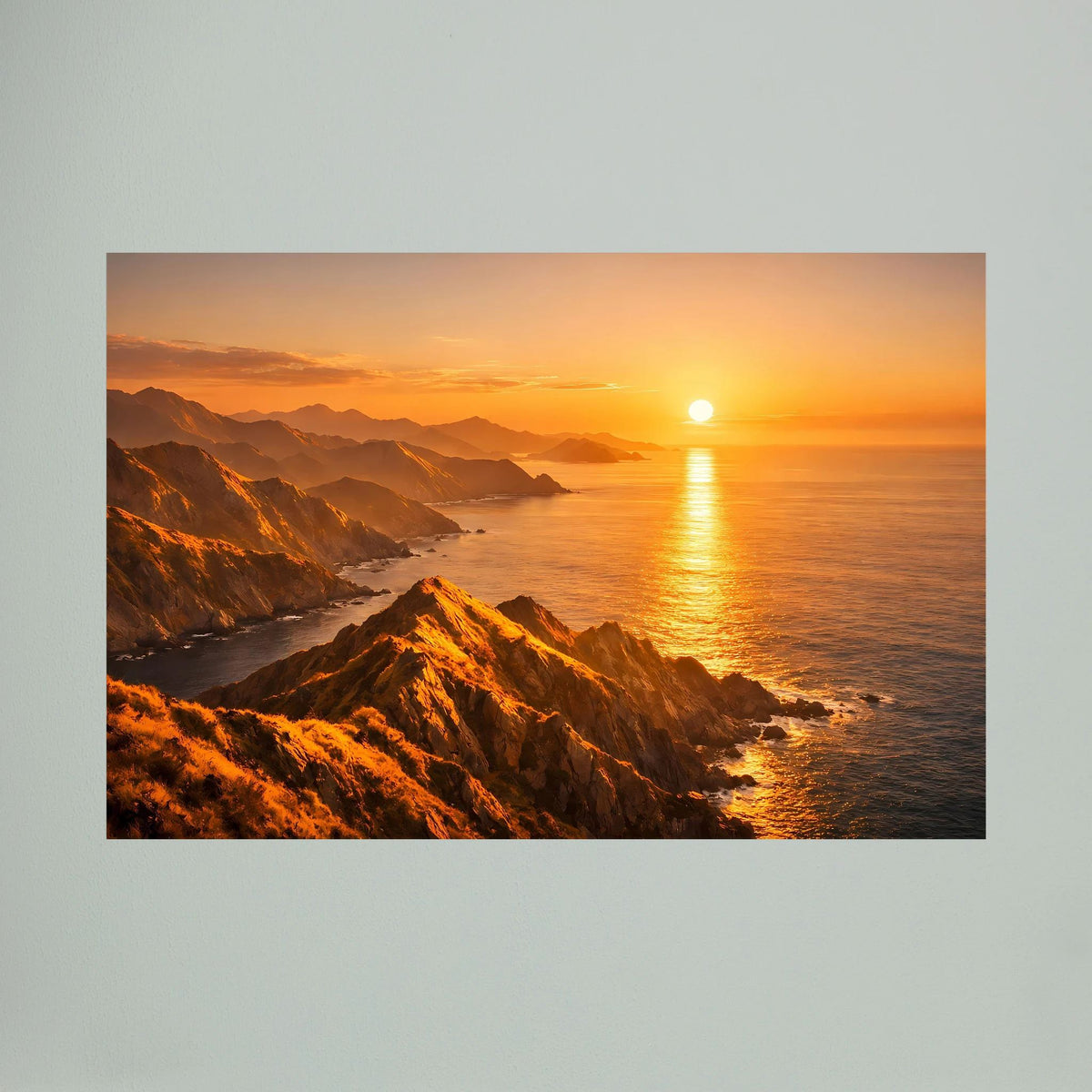 Querformatiges Wandbild mit Sonnenuntergang über Küstenklippen, goldenes Licht über der Küste