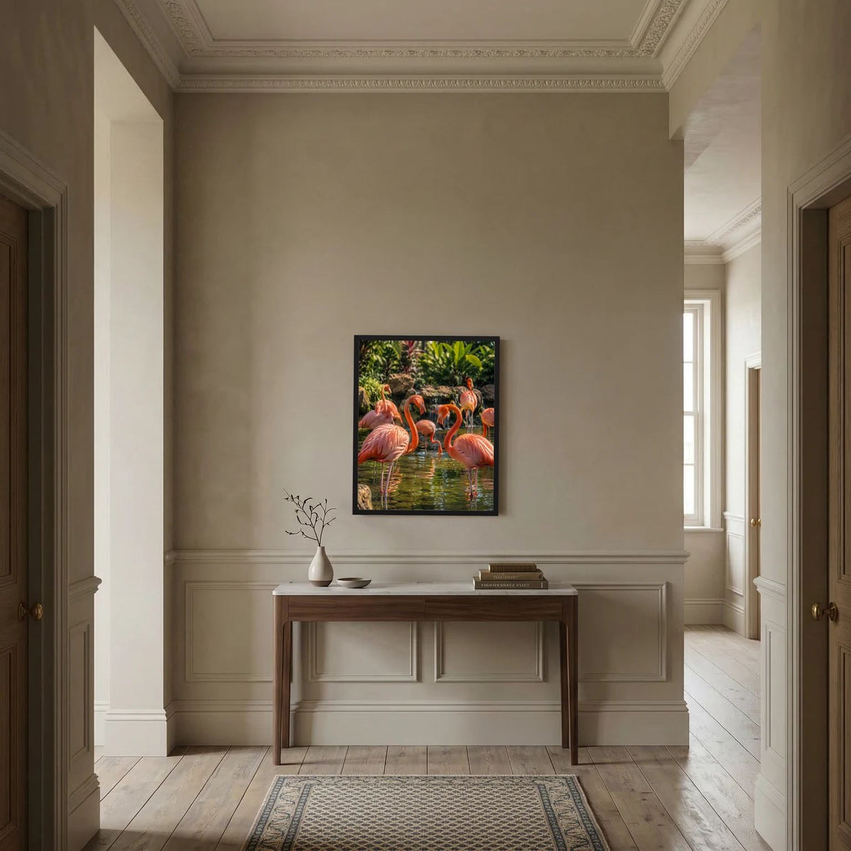 Hochformat-Poster: Flamingos im Teich mit rosa Gefieder und dichter grüner Umgebung