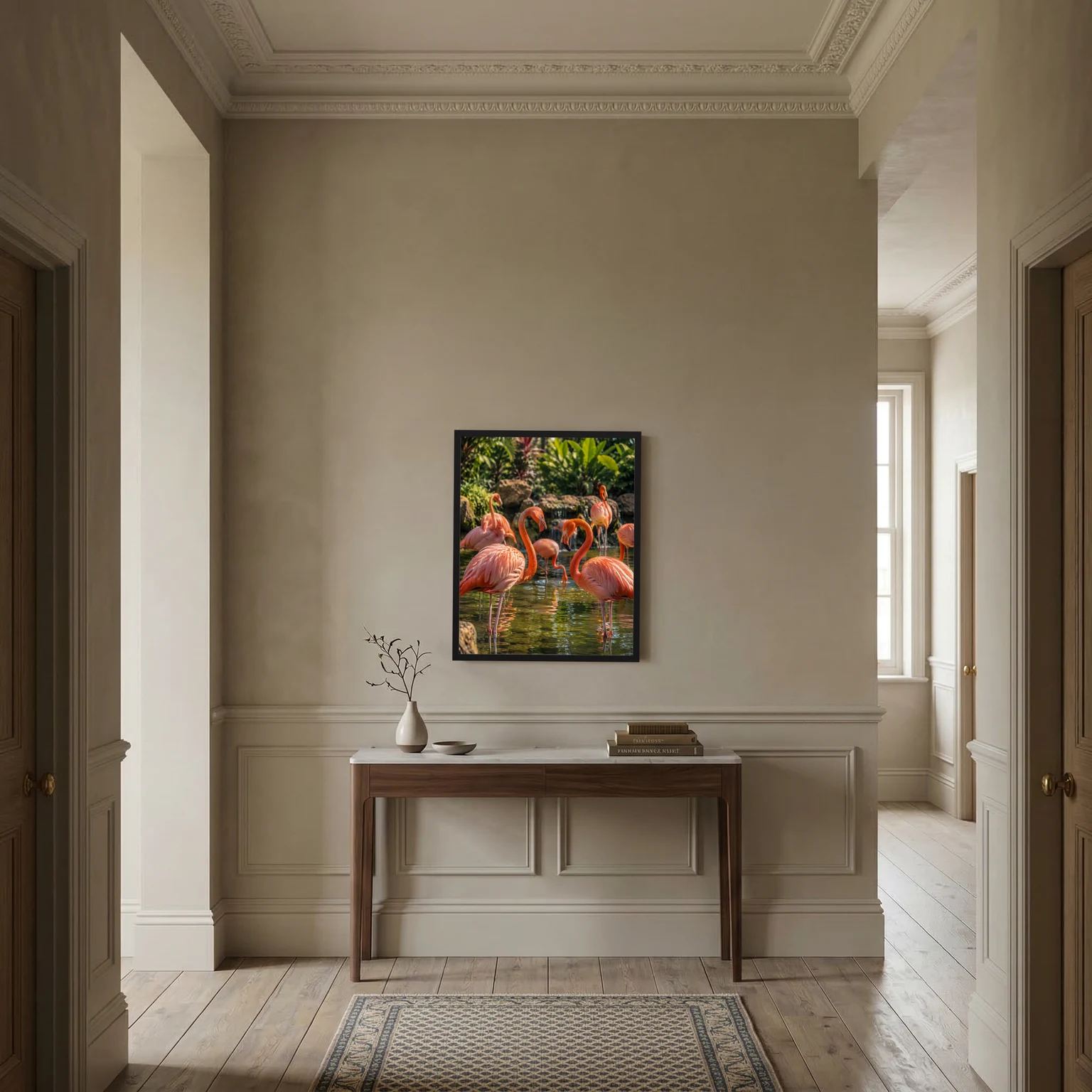 Hochformat-Poster: Flamingos im Teich mit rosa Gefieder und dichter grüner Umgebung