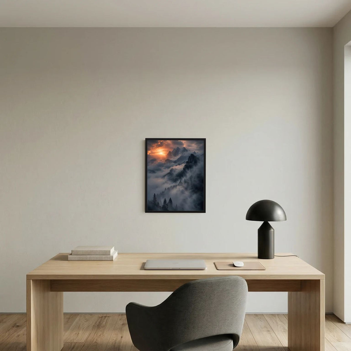 Hochformatiges Poster im schwarzen Rahmen mit Berglandschaft im Nebel und Abendrot