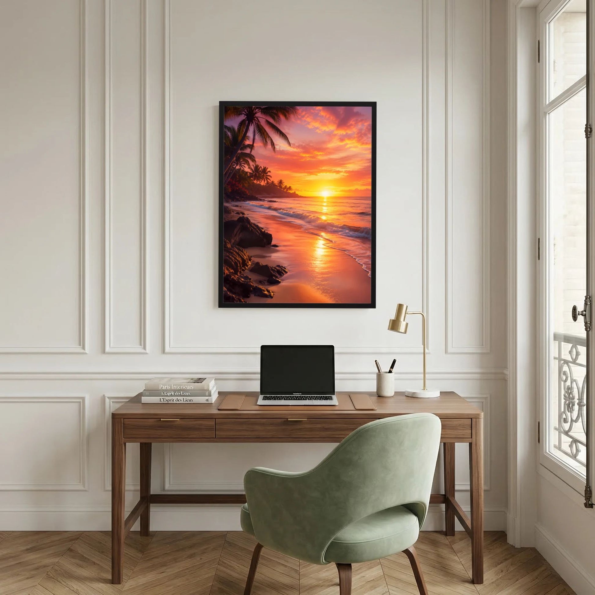Poster im Hochformat mit tropischer Küste bei Sonnenuntergang, Palmen und Meer, schwarz gerahmt