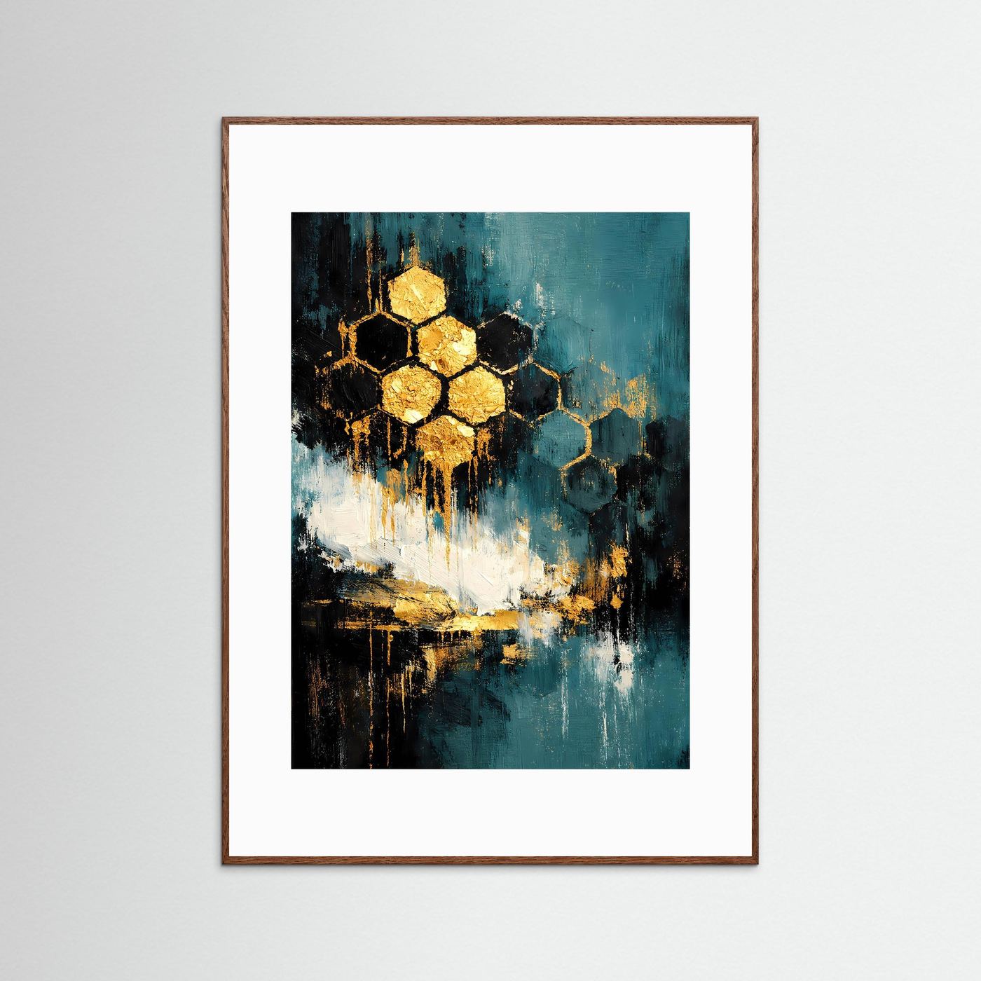 Hochformatiges Kunstposter mit abstrakten Hexagonen in Gold auf Petrolblau; brauner Holzrahmen