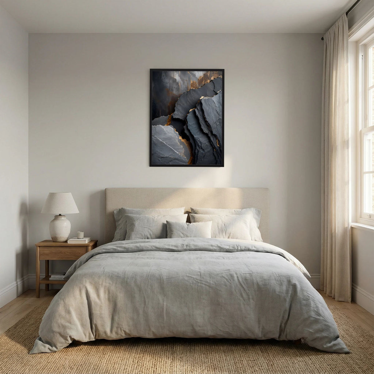 Hochformat-Poster mit Steinoptik in Schwarz und Gold, im schwarzen Rahmen über dem Bett