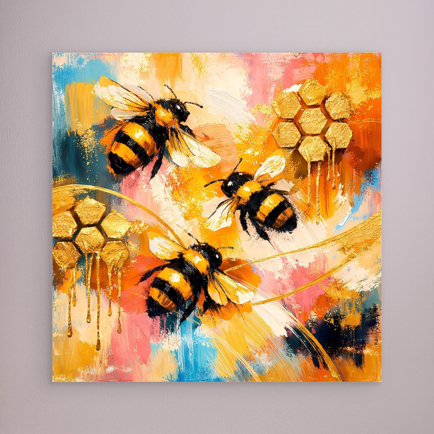 Leinwandbild mit abstrakten Bienen und goldenen Waben, ohne sichtbaren Rahmen.