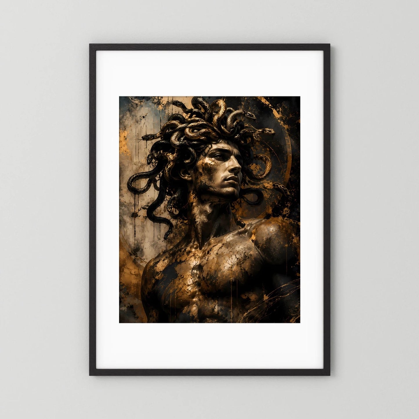 Hochformat-Poster: Medusa-Porträt mit Schlangen, schwarz-gold, schwarzer Holzrahmen