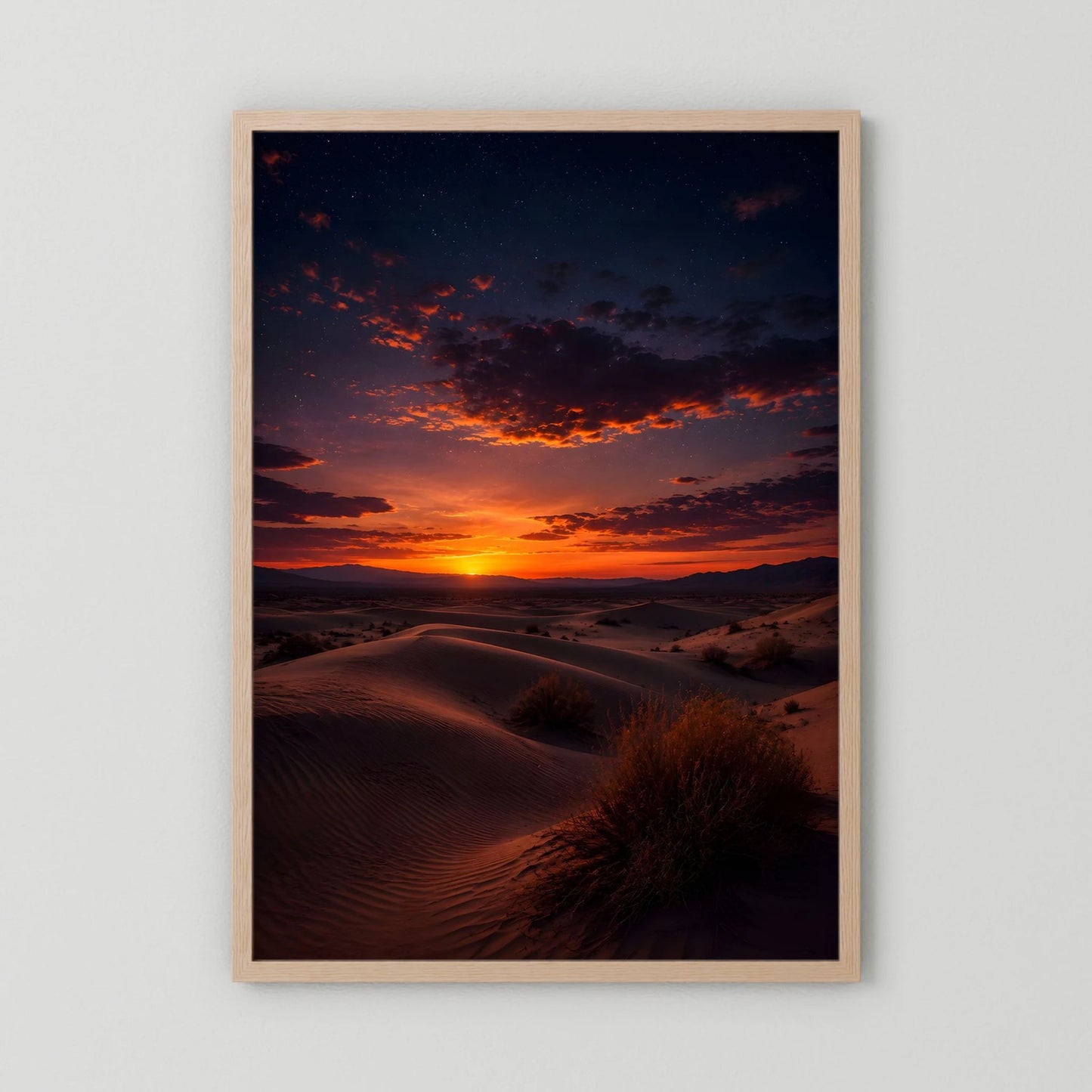 Poster im Hochformat mit hellem Holzrahmen, Wüstenlandschaft bei Sonnenuntergang