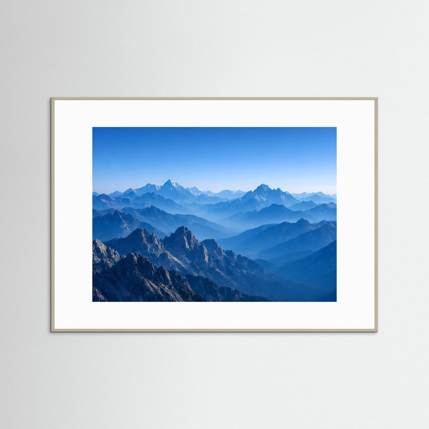 Wandbild mit blauer Berglandschaft im Querformat, goldfarbener Rahmen