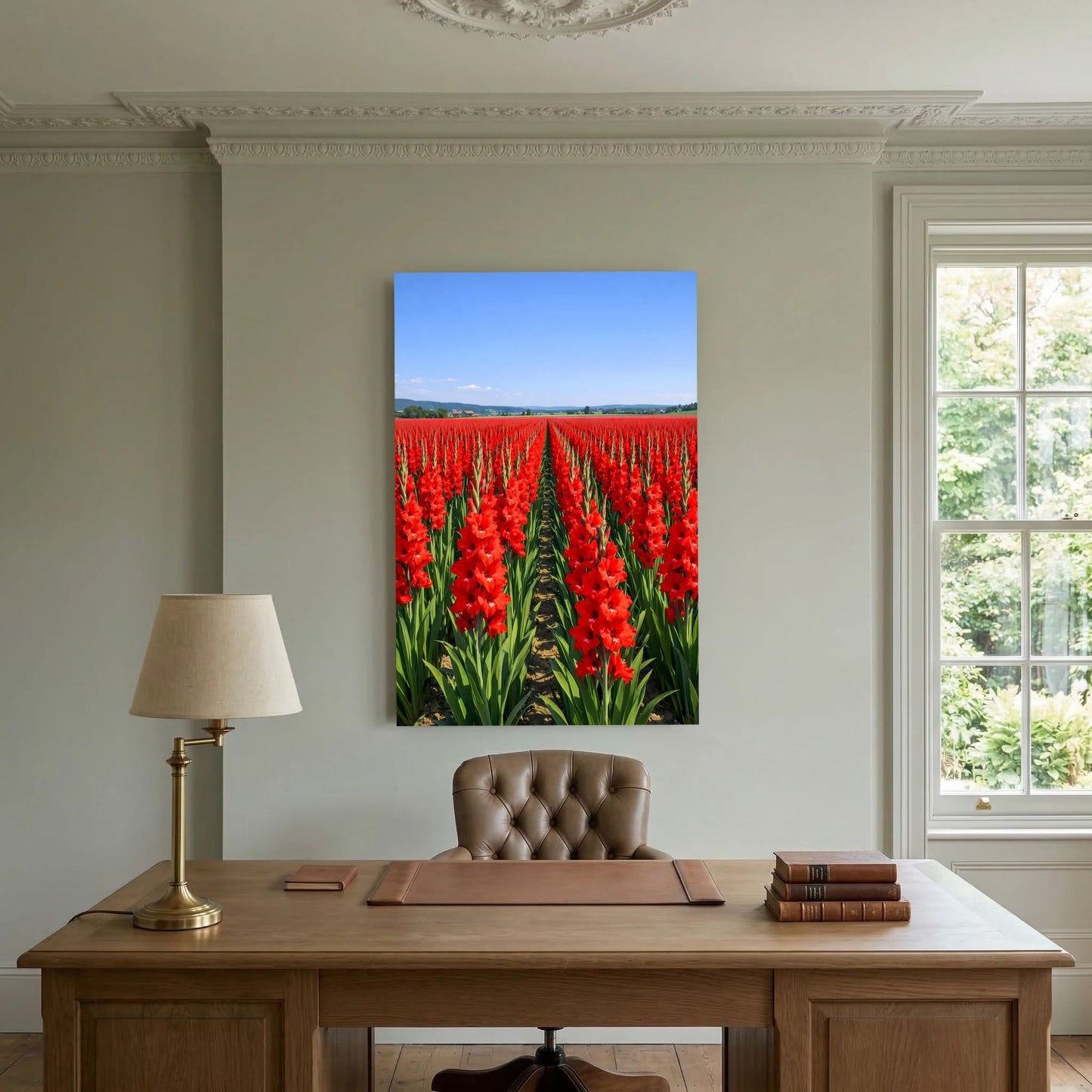 Wandbild mit roten Gladiolen im Feld, grüne Blätter und blauer Himmel über dem Horizont