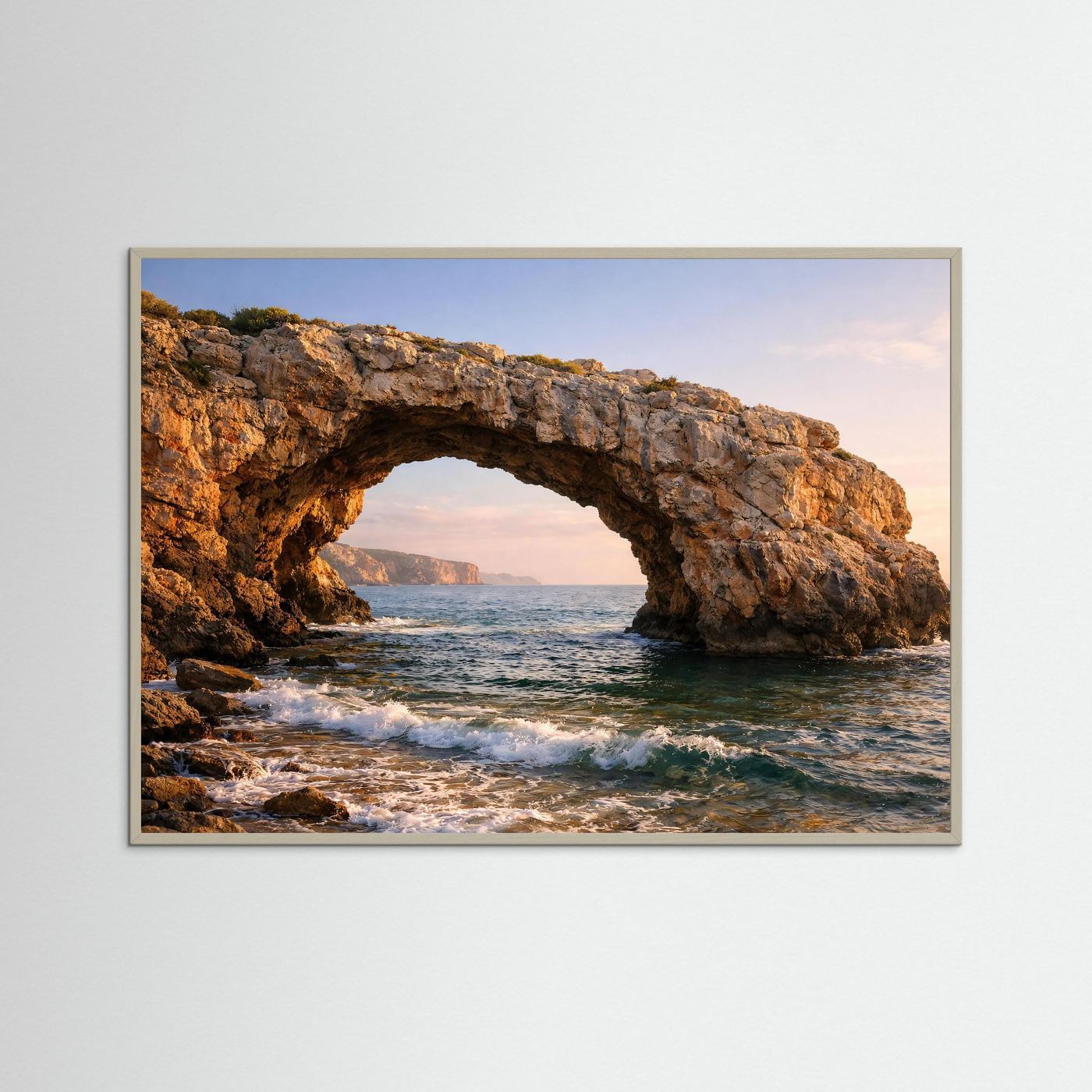 Naturposter mit Felsbogen am Meer im grauen Rahmen, Querformat