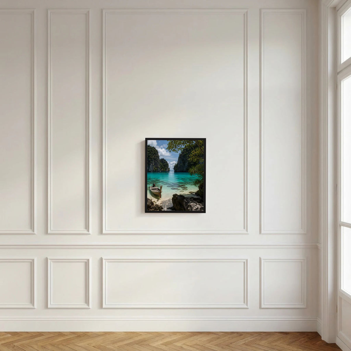 Landschaftsposter im schwarzen Rahmen an der weißen Wand, türkisblaues Meer und Felsen